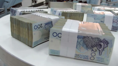 maroc-banque-cash-39502 1 | MCG24 | موقع إلكتروني مغربي شامل متجدد على مدار الساعة Bundles of 200-euro banknotes stacked on a white table, secured with paper bands.