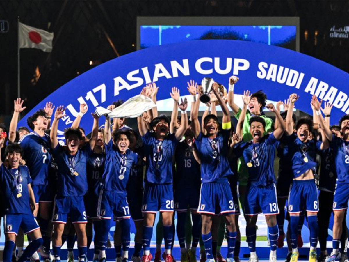 qna_japan_22_5_2026 | MCG24 | موقع إلكتروني مغربي شامل متجدد على مدار الساعة U17 Asian Cup winners, a blue-clad youth soccer team celebrate with trophy and medals.