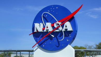 rte09n491k90v29pn-١ | MCG24 | موقع إلكتروني مغربي شامل متجدد على مدار الساعة NASA logo sign against a clear blue sky, featuring a blue circle, red chevron, and white letters spelling NASA at the bottom of the emblem.