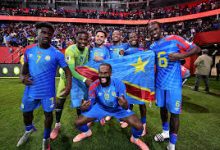 téléchargement 29 | MCG24 | موقع إلكتروني مغربي شامل متجدد على مدار الساعة Group of soccer players in blue jerseys with yellow stars celebrate on the field, some kneeling, after a match.