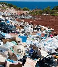 454545454 | MCG24 | موقع إلكتروني مغربي شامل متجدد على مدار الساعة A pile of mixed trash and boxes scattered on a rocky slope near the ocean, illustrating pollution and waste.