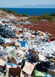 454545454 | MCG24 | موقع إلكتروني مغربي شامل متجدد على مدار الساعة A pile of mixed trash and boxes scattered on a rocky slope near the ocean, illustrating pollution and waste.