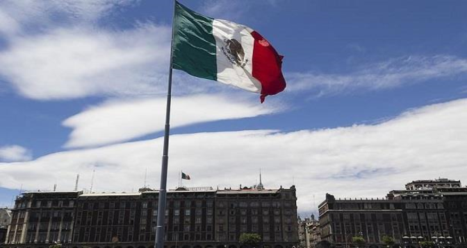 515155454541 | MCG24 | موقع إلكتروني مغربي شامل متجدد على مدار الساعة Mexican flag waving atop a tall flagpole in front of a large government building under a blue sky.