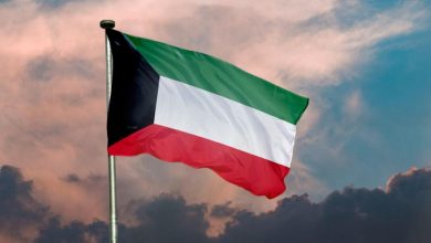 vis_0330202607242394 | MCG24 | موقع إلكتروني مغربي شامل متجدد على مدار الساعة Flag of Kuwait waving in the wind against a cloudy sky, mounted on a flagpole