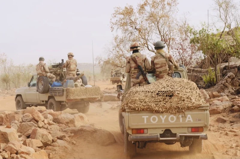 الجيش الموريتاني | MCG24 | موقع إلكتروني مغربي شامل متجدد على مدار الساعة Soldiers in desert camouflage patrol in open-top Toyota pickups with netting, driving along a dusty dirt road.