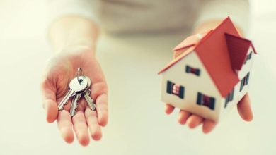 10-5-780x470 | MCG24 | موقع إلكتروني مغربي شامل متجدد على مدار الساعة Hands holding a set of house keys and a small model red-roofed house, symbolizing home ownership or buying a home.