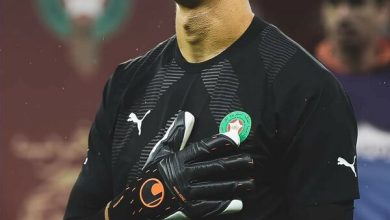 600px-Yassine_Bono_2022 | MCG24 | موقع إلكتروني مغربي شامل متجدد على مدار الساعة Soccer goalkeeper in a black jersey with gloves, hand on chest, smiling on the field.