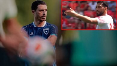 6a1d56a76176edfb437e18d7_default | MCG24 | موقع إلكتروني مغربي شامل متجدد على مدار الساعة Soccer player in a blue jersey with arms crossed, foreground; inset shows a bearded player in white gesturing with his arm raised on the field.