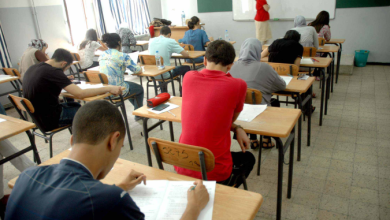 Bac | MCG24 | موقع إلكتروني مغربي شامل متجدد على مدار الساعة Students sit at individual desks in a classroom, taking a written exam as the teacher monitors from the front of the room.