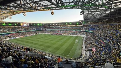 HJmwYq7WYAY6qo6 | MCG24 | موقع إلكتروني مغربي شامل متجدد على مدار الساعة Wide-angle view of a soccer stadium packed with fans, a green field in the center, and a roofed stands above.