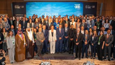 Hospitality-Innovation-Summit | MCG24 | موقع إلكتروني مغربي شامل متجدد على مدار الساعة Group photo of diverse conference attendees and dignitaries on stage in front of a blue event backdrop with logos and banner text. Front row features suited men and women, including individuals in traditional Middle Eastern dress, posing for the portrait.