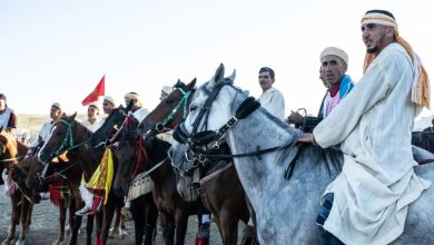IMG-20260608-WA0303 | MCG24 | موقع إلكتروني مغربي شامل متجدد على مدار الساعة Group of men in traditional robes riding horses in a desert setting.