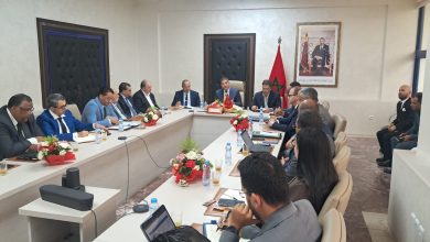 IMG-20260609-WA0221 | MCG24 | موقع إلكتروني مغربي شامل متجدد على مدار الساعة Officials sit around a long conference table in a formal meeting room, Moroccan flag and a portrait on the wall behind them.