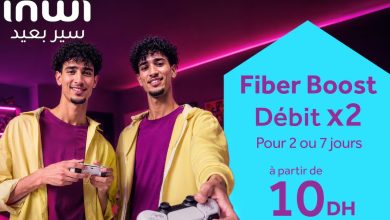 INMGJVHRYJF6FPDTYFX5ASTU7E | MCG24 | موقع إلكتروني مغربي شامل متجدد على مدار الساعة Two young men in a neon-lit shop playing video games; large turquoise promo panel advertises Inwi Fiber Boost offer starting at 10 Dh (France/Arabic text visible).