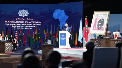 Reunion | MCG24 | موقع إلكتروني مغربي شامل متجدد على مدار الساعة Speaker at a podium delivering a speech on a blue Marrakech Platform stage with many national flags behind him