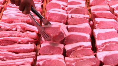 Viande-1-1 | MCG24 | موقع إلكتروني مغربي شامل متجدد على مدار الساعة Person using tongs to pick a pork chop from a display of raw pork cuts laid in rows.