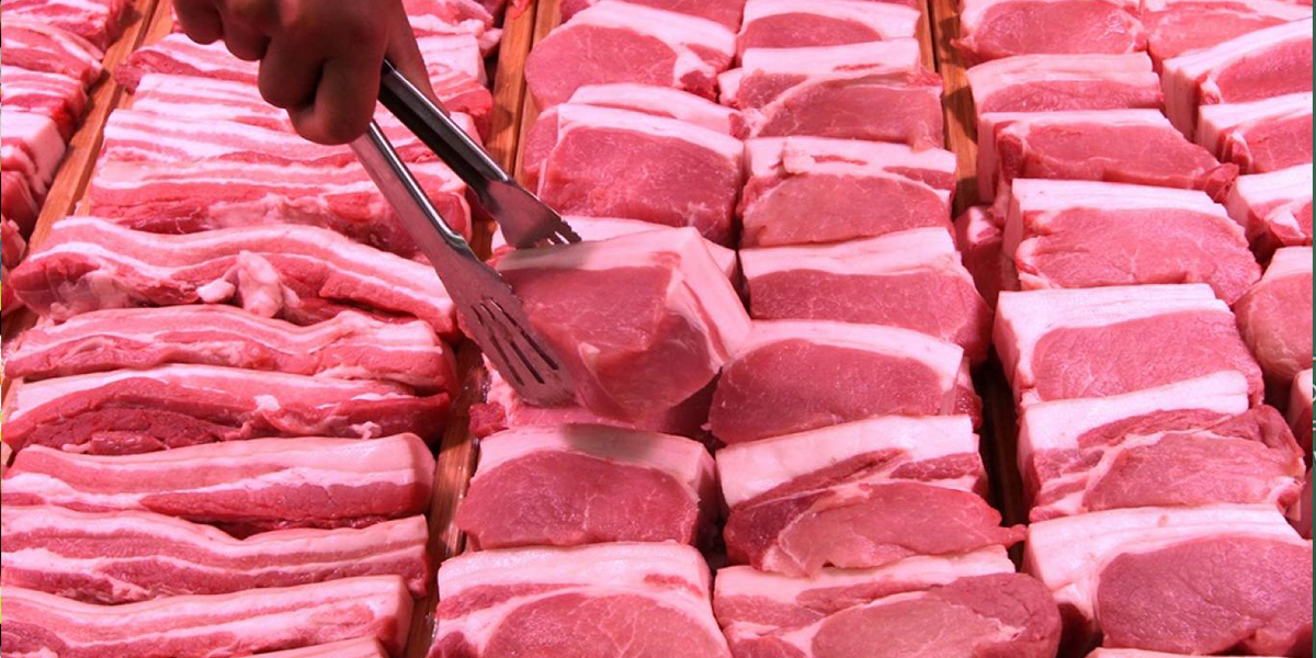 Viande-1-1 | MCG24 | موقع إلكتروني مغربي شامل متجدد على مدار الساعة Person using tongs to pick a pork chop from a display of raw pork cuts laid in rows.