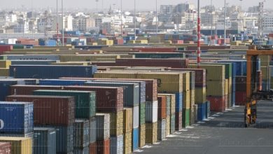 containers-port-de-casablanca_trt-063_2_0 | MCG24 | موقع إلكتروني مغربي شامل متجدد على مدار الساعة Rows of colorful shipping containers stacked in a busy port yard with cranes in the distance.