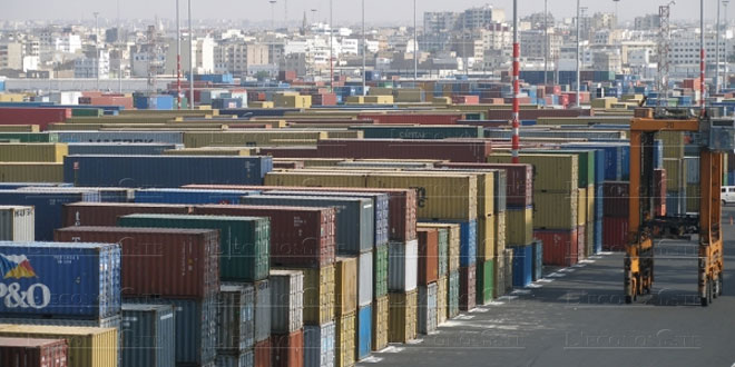 containers-port-de-casablanca_trt-063_2_0 | MCG24 | موقع إلكتروني مغربي شامل متجدد على مدار الساعة Rows of colorful shipping containers stacked in a busy port yard with cranes in the distance.