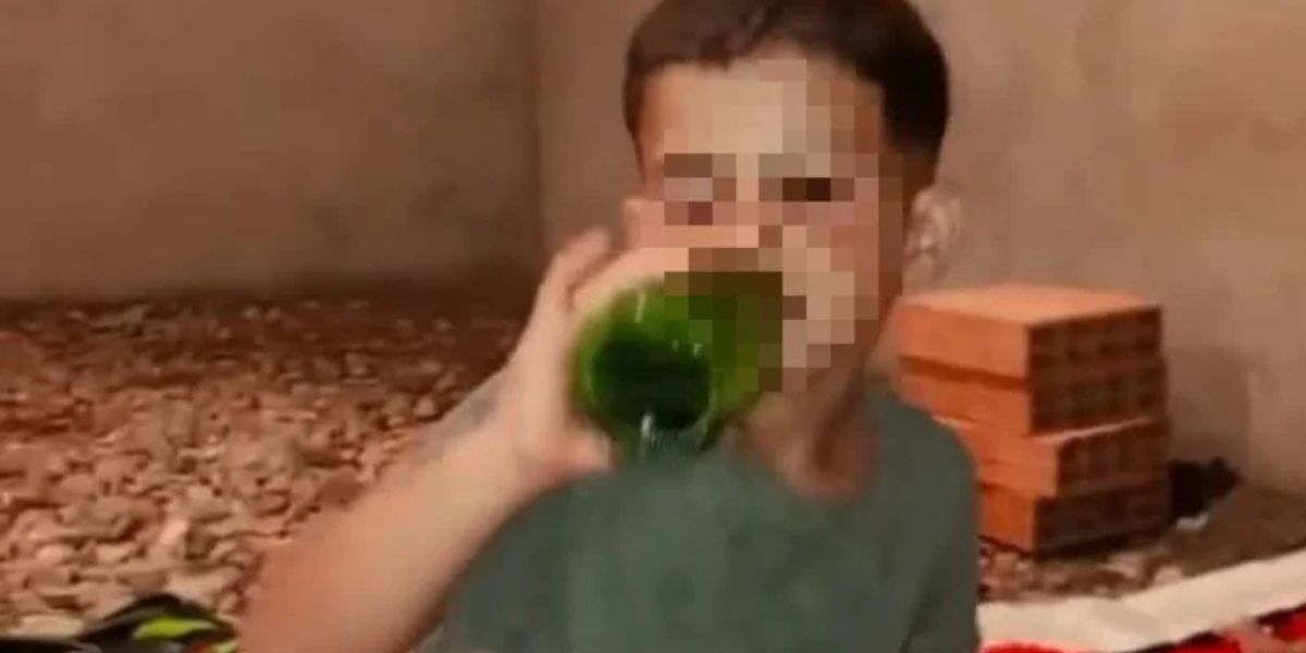 hala | MCG24 | موقع إلكتروني مغربي شامل متجدد على مدار الساعة Person drinking from a green bottle in a dim indoor setting; face blurred for privacy.