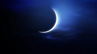 hilal-254-750x389 | MCG24 | موقع إلكتروني مغربي شامل متجدد على مدار الساعة Crescent moon glowing softly in a dark blue night sky with wispy clouds.