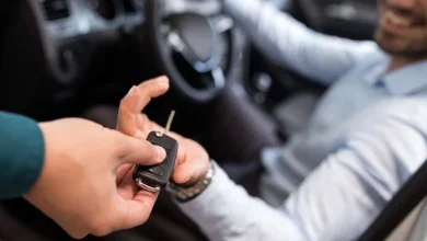 location-voiture-copie-3 | MCG24 | موقع إلكتروني مغربي شامل متجدد على مدار الساعة Close-up of one person handing a car key to a smiling driver seated inside a car.