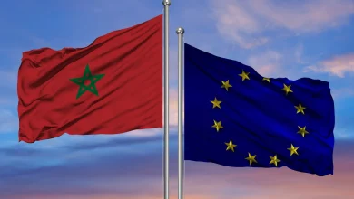 sgsqgsfdg3-1739014574 | MCG24 | موقع إلكتروني مغربي شامل متجدد على مدار الساعة Moroccan flag with green five-pointed star waving beside the European Union flag on flagpoles at sunset.