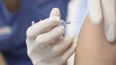 vaccin | MCG24 | موقع إلكتروني مغربي شامل متجدد على مدار الساعة Medical professional wearing gloves preparing an injection into a patient’s upper arm using a syringe