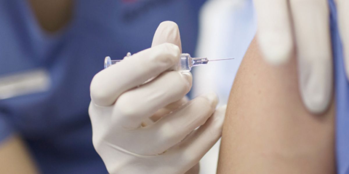 vaccin | MCG24 | موقع إلكتروني مغربي شامل متجدد على مدار الساعة Medical professional wearing gloves preparing an injection into a patient’s upper arm using a syringe