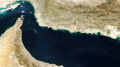 4548777/ | MCG24 | موقع إلكتروني مغربي شامل متجدد على مدار الساعة Aerial view of a curved coastline where turquoise shallow water meets arid beige land and dark blue sea beyond.