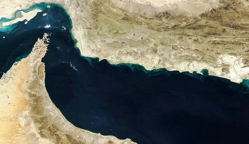 4548777/ | MCG24 | موقع إلكتروني مغربي شامل متجدد على مدار الساعة Aerial view of a curved coastline where turquoise shallow water meets arid beige land and dark blue sea beyond.
