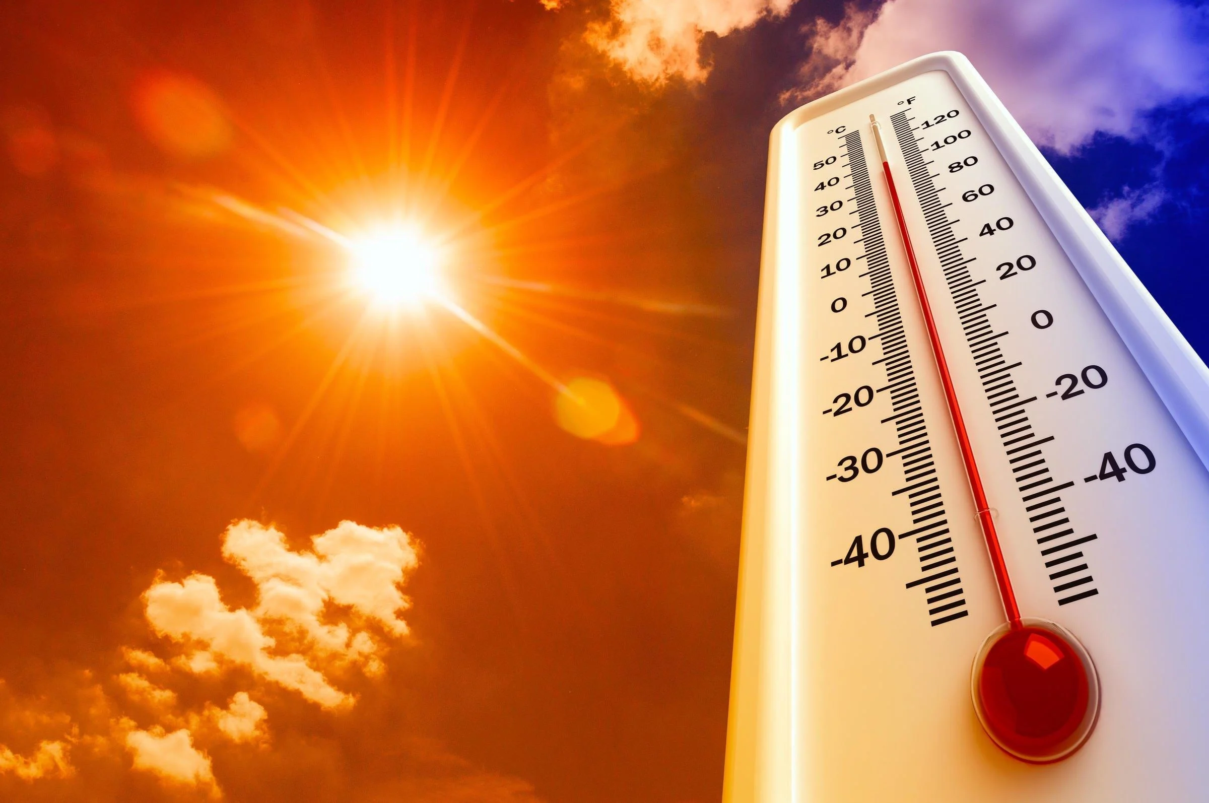 15154848 | MCG24 | موقع إلكتروني مغربي شامل متجدد على مدار الساعة Thermometer raised against a bright orange sky with a blazing sun, suggesting extreme heat.
