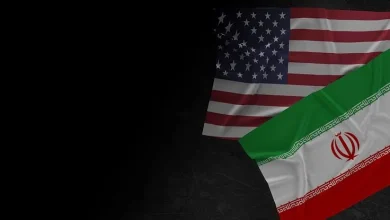 123 | MCG24 | موقع إلكتروني مغربي شامل متجدد على مدار الساعة Overlapping U.S. and Iran flags on a dark textured background.