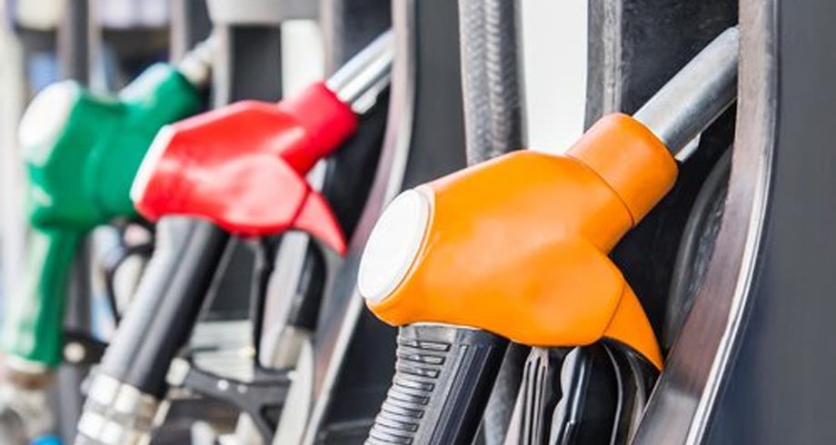 5151545484 | MCG24 | موقع إلكتروني مغربي شامل متجدد على مدار الساعة Close-up of colorful fuel nozzles at a gas pump, with an orange nozzle in the foreground and red and green ones blurred in the background.