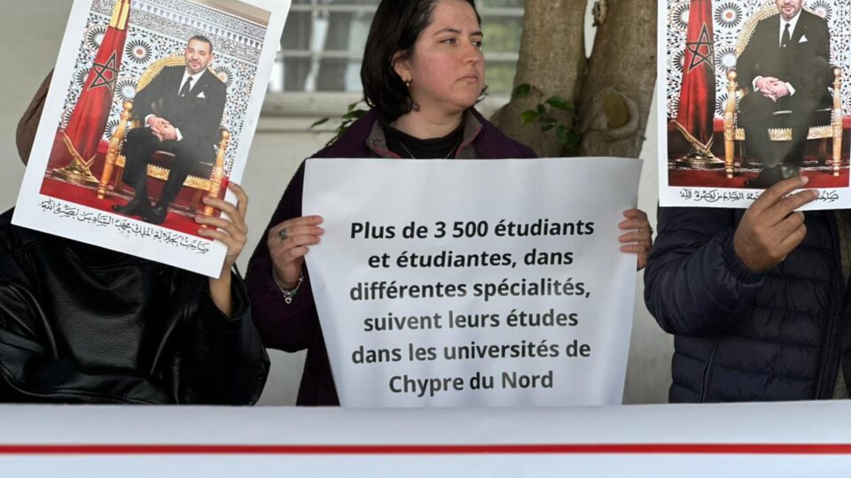 قبرص | MCG24 | موقع إلكتروني مغربي شامل متجدد على مدار الساعة Protesters hold signs, including a large French poster about 3,500 students studying in Northern Cyprus universities.