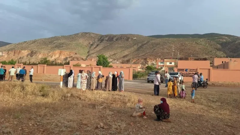 سكان أمام محطة معالجة المياه بأفورار