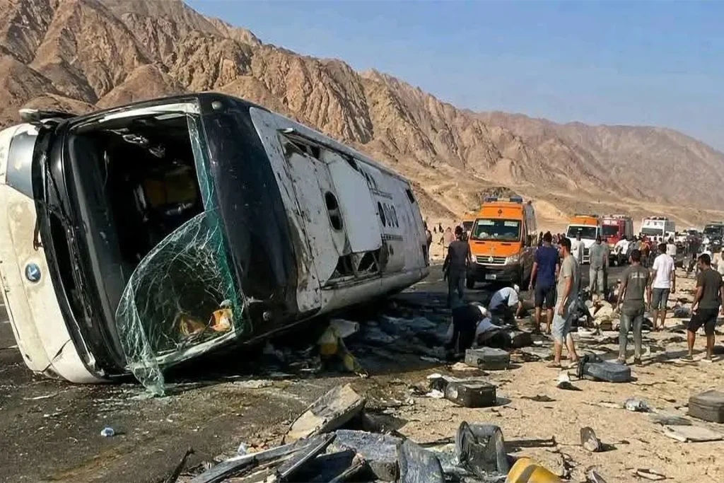 مصرع 22 شخصا وإصابة 28 آخرين في انقلاب حافلة سياحية بجنوب سيناء