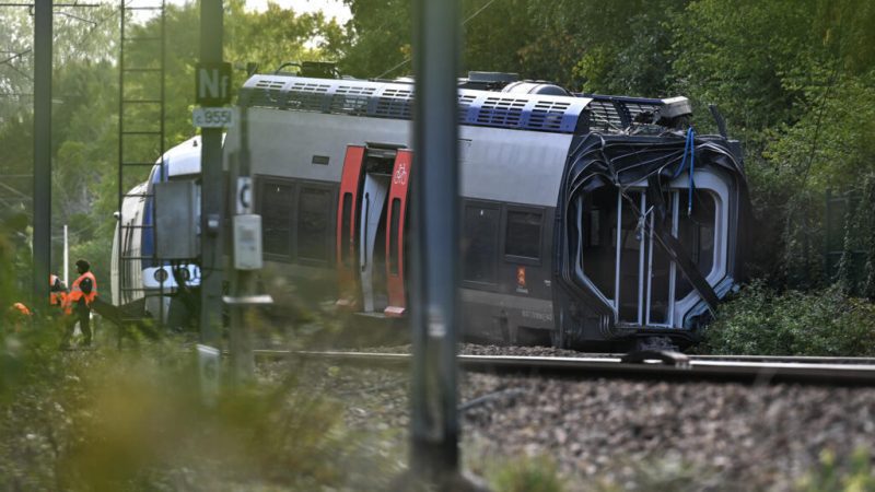 شبهة عمل تخريبي: حادث انحراف قطار في فرنسا يسفر عن إصابة 44 شخصا