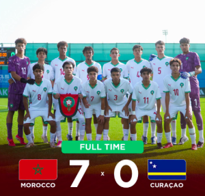 لاعبو المنتخب المغربي لأقل من 15 سنة يحتفلون بالفوز في بطولة كأس العالم بباكو