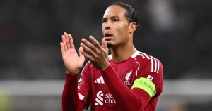 فيرجيل فان دايك قائد ليفربول يحتفل بالانتصار مع جماهير ملعب أنفيلد
